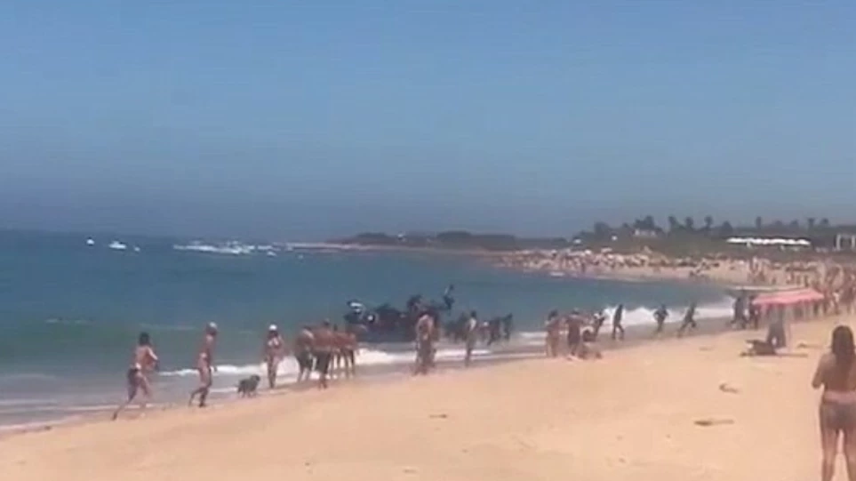 «Πάγωσαν» οι λουόμενοι σε παραλία της Ισπανίας: Μετανάστες ξεπηδούν από βάρκα, καταδιωκόμενοι από την αστυνομία (βίντεο)